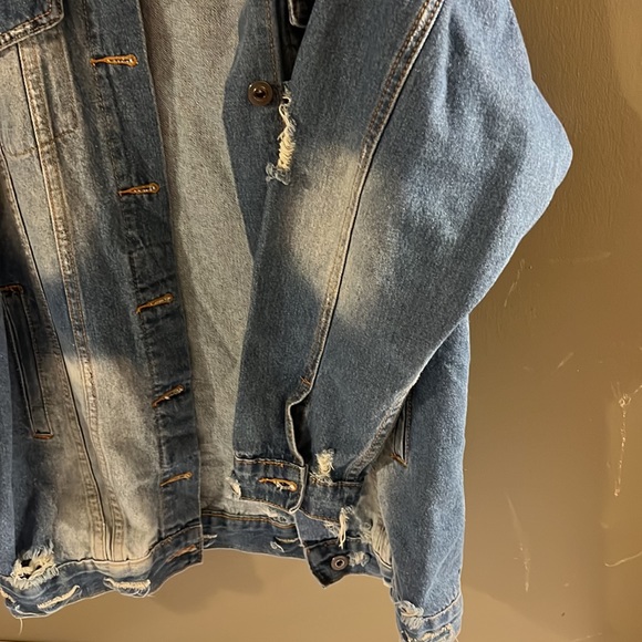 Fashion nova small oversized Jean jacket distressed - Picture 2 of 8